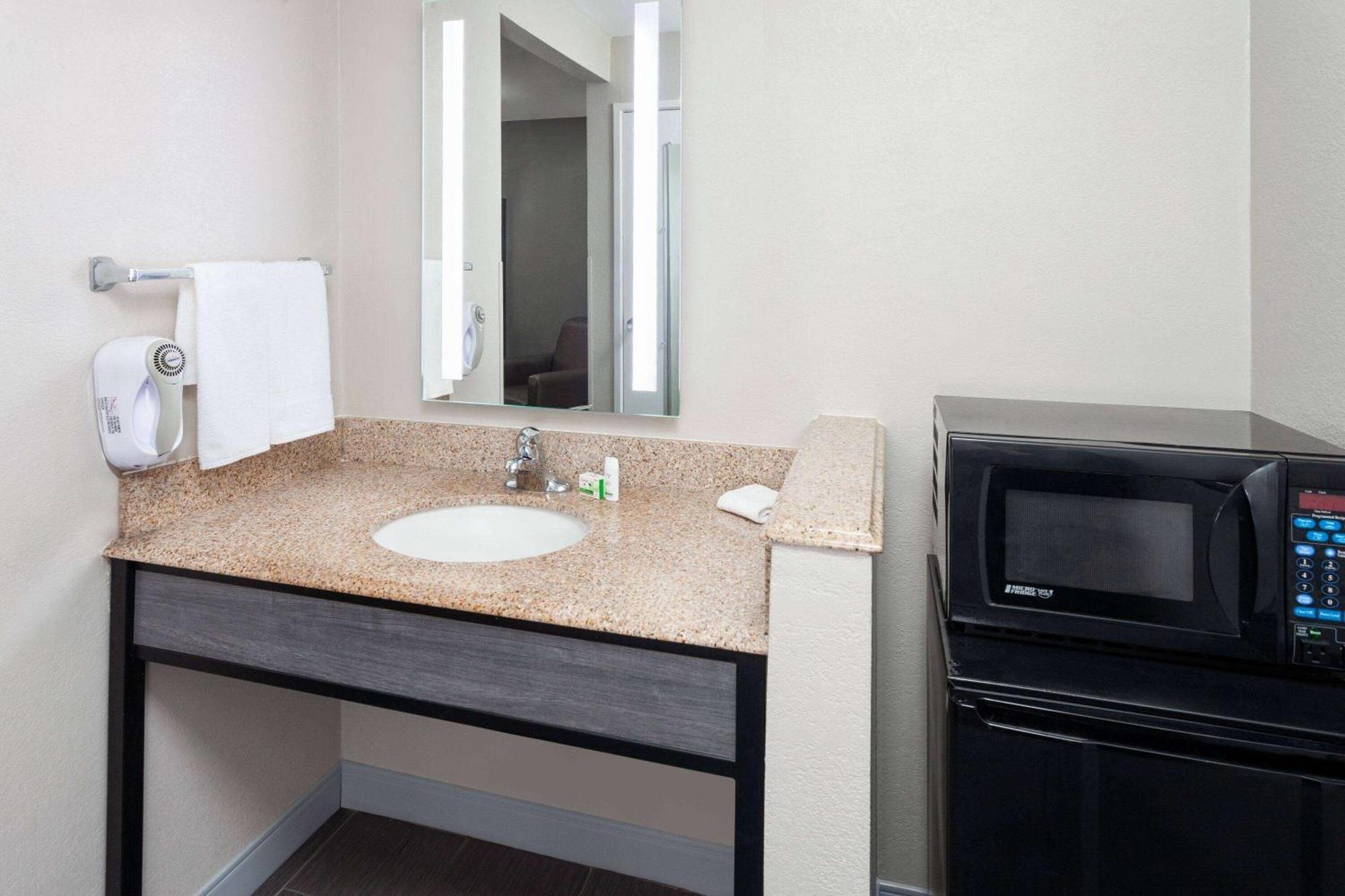 La Quinta Inn By Wyndham Cleveland Independence Extérieur photo